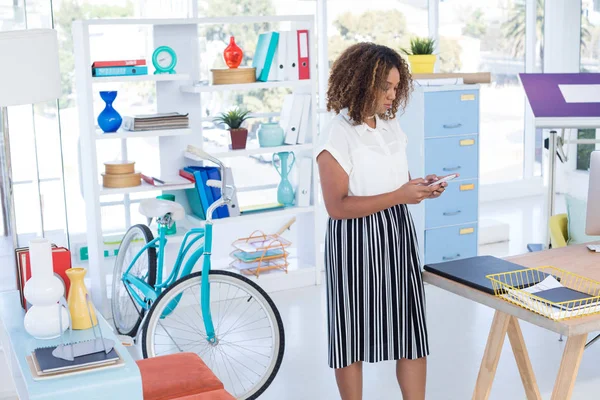 Dirigente femminile utilizzando il telefono cellulare — Foto Stock