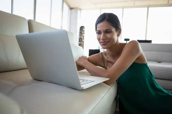 Üzletasszony használ laptop kanapén irodában — Stock Fotó