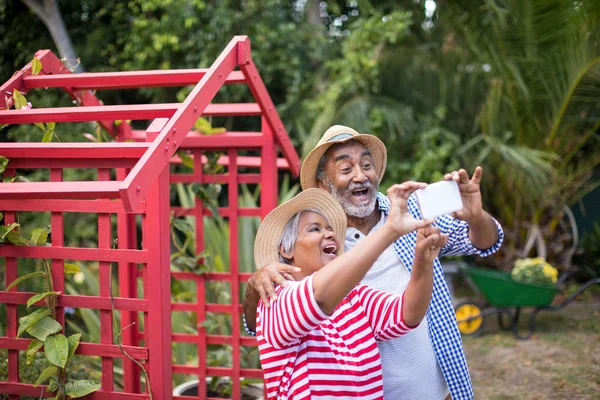 Paar nemen selfie terwijl je in de werf — Stockfoto