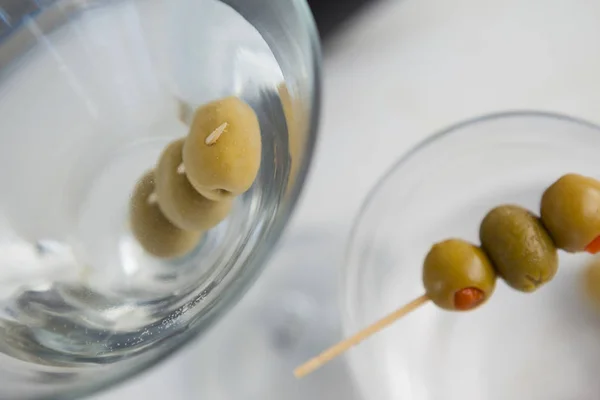 Aceitunas en vodka martini —  Fotos de Stock