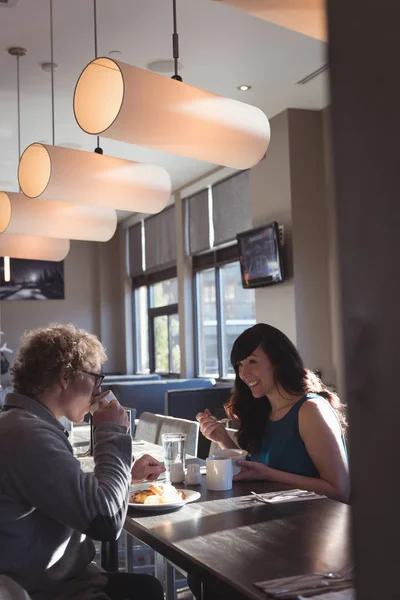 Casal tomando café da manhã na cozinha — Fotografia de Stock