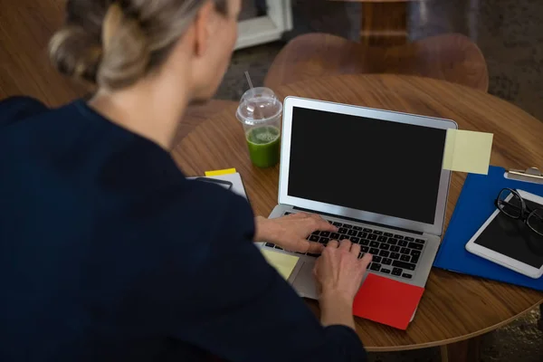Empresaria usando laptop en oficina — Foto de Stock