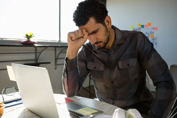 Frustrerad affärsman sitter vid skrivbord — Stockfoto