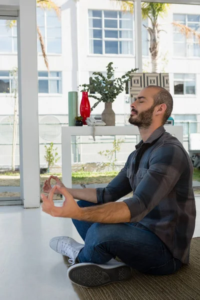 Affärsman meditera medan du sitter på golvet — Stockfoto