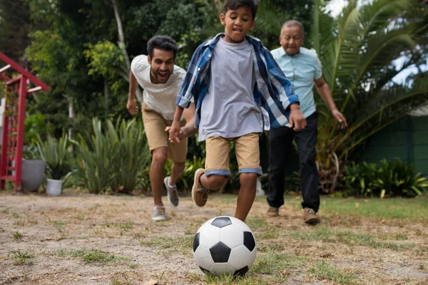 Familia jugando al fútbol en el patio —  Fotos de Stock