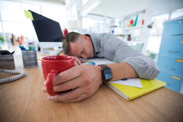 Moe mannelijke uitvoerend slapen op Bureau — Stockfoto