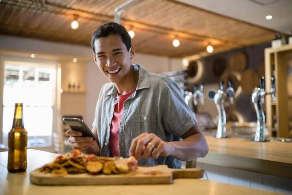 Homem comendo comida em um restaurante — Fotografia de Stock