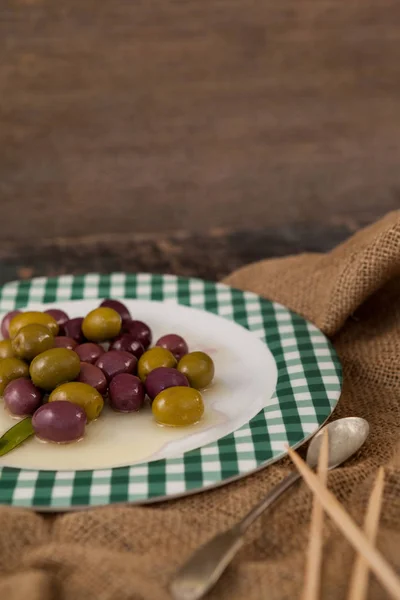 Оливки, подані в тарілці — стокове фото