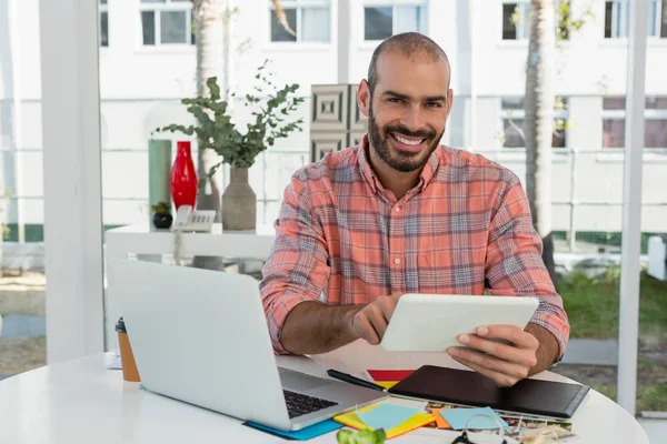 Graphic designer using tablet at desk — Stock Photo, Image