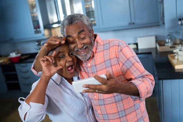 Idősebb pár, akik szelfit készítenek. — Stock Fotó