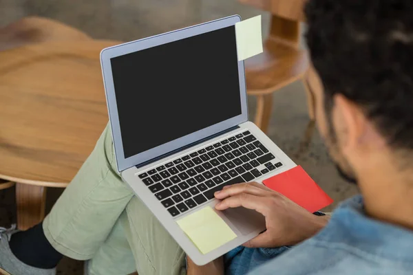 Omul care folosește laptop-ul în birou — Fotografie, imagine de stoc