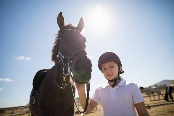 Rider menina de pé com um cavalo — Fotografia de Stock