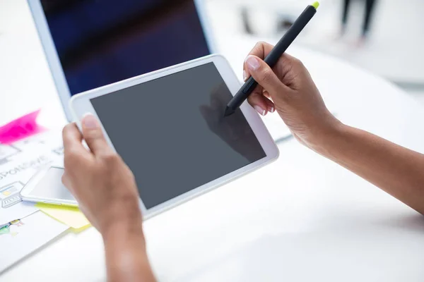 Mãos de designer feminino usando tablet gráfico — Fotografia de Stock