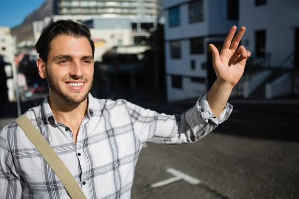 Hombre haciendo gestos de pie en la calle de la ciudad — Foto de Stock