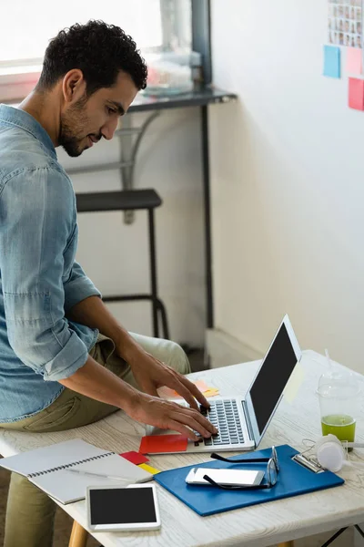 Homem usando laptop no escritório — Fotografia de Stock