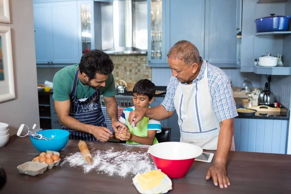 Familia preparando alimentos —  Fotos de Stock