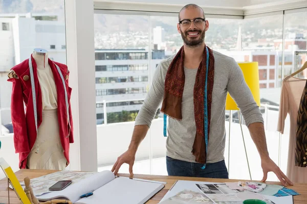 Modeontwerper permanent aan tafel in de studio — Stockfoto