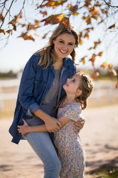 Mãe e filha se divertindo no parque — Fotografia de Stock