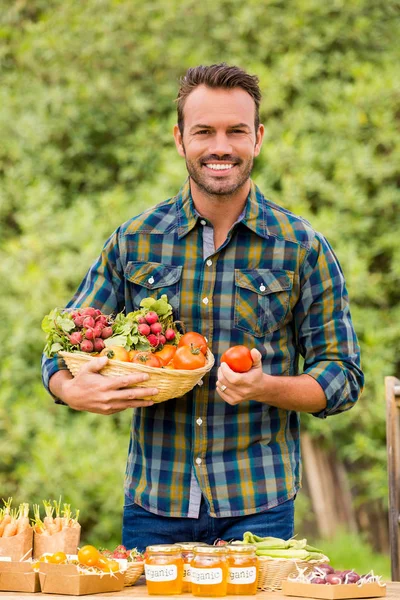 Homem que vende vegetais orgânicos — Fotografia de Stock