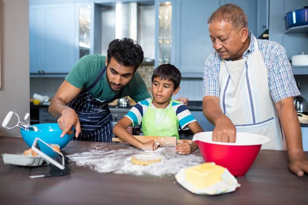 Uomo che mostra compresse al figlio durante la preparazione del cibo — Foto Stock