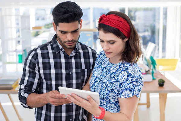 Paar met behulp van Tablet PC in het kantoor — Stockfoto