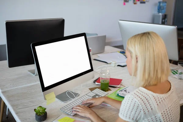 Mujer usando computadora — Foto de Stock