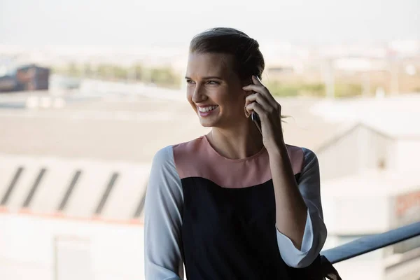 Mujer hablando por teléfono móvil en balcón — Foto de Stock