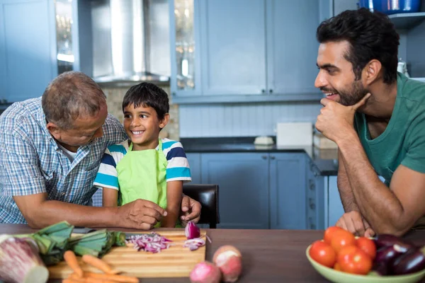 Uomo guardando felice ragazzo e nonno — Foto Stock