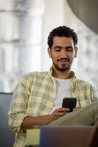 Hombre usando el teléfono en la oficina —  Fotos de Stock