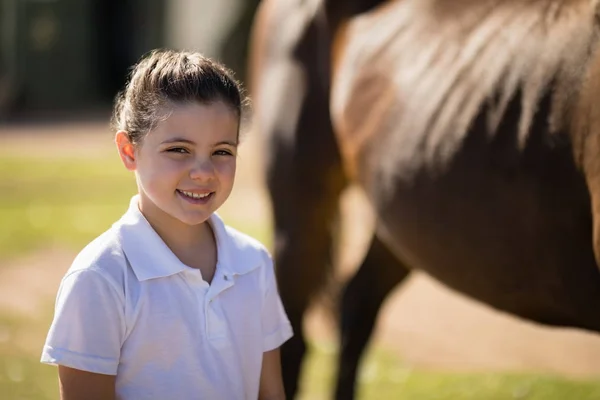 Souriante fille debout dans le ranch — Photo