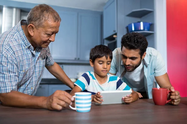 Familie met behulp van digitale tabel — Stockfoto