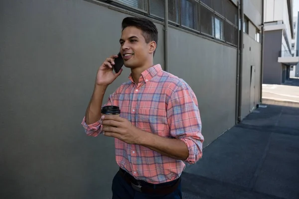 Facet rozmawiający przez telefon komórkowy — Zdjęcie stockowe