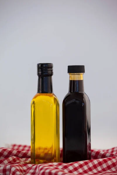 Aceite de oliva verde y negro en botellas — Foto de Stock