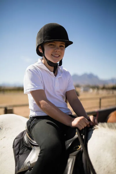 Fille monter un cheval dans le ranch — Photo