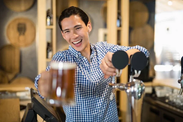 Bartender bietet Kunden ein Glas Bier an — Stockfoto