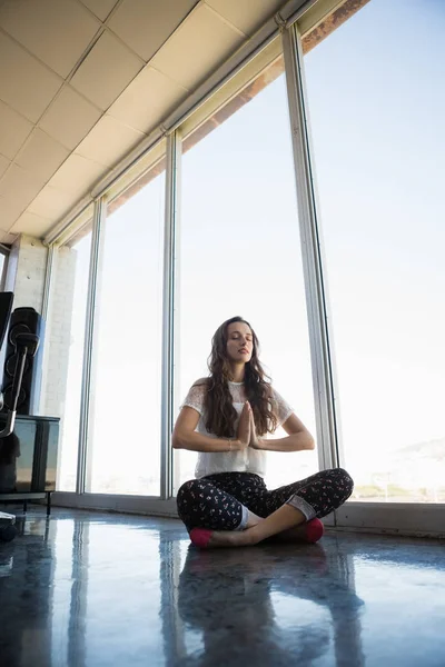 Kobieta robi joga na piętrze — Zdjęcie stockowe