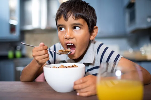 Αγόρι τρώει πρωινό στο σπίτι — Φωτογραφία Αρχείου