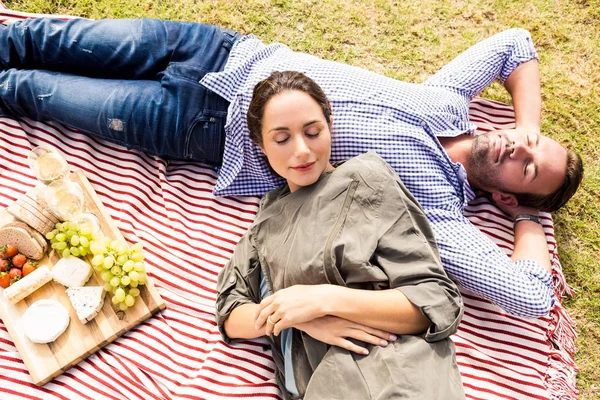 ピクニック毛布で寝ているカップル — ストック写真