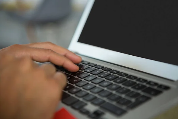 Обрезанные руки человека с помощью ноутбука — стоковое фото