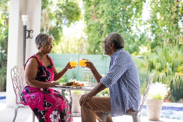 Senior pareja tostando vasos de beber —  Fotos de Stock