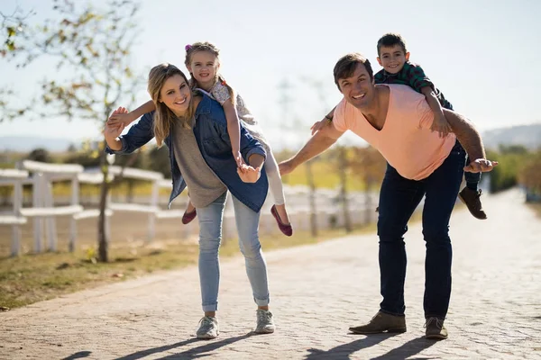 Familie genießt gemeinsam im Park — Stockfoto