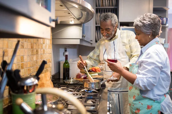 Coppia anziana che prepara il cibo in cucina — Foto Stock