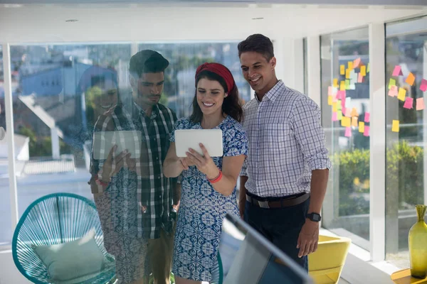 Equipo de ejecutivos discutiendo sobre tableta — Foto de Stock