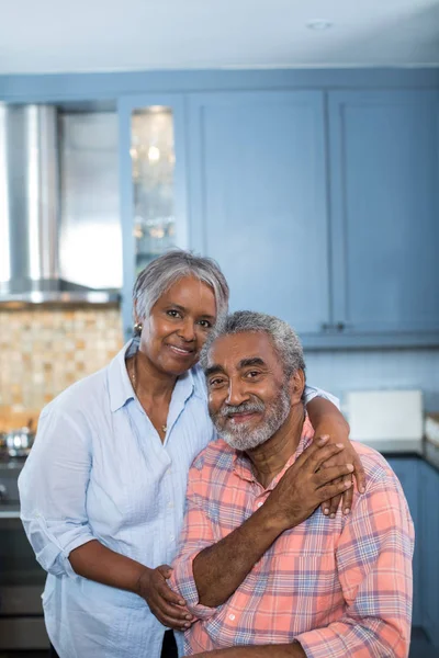 Smiling couple with arm around — Stock Photo, Image