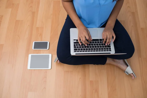 Eksekutif Perempuan Menggunakan Laptop — Stok Foto