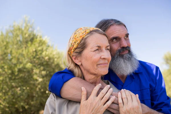 Couple réfléchi debout dans la ferme d'olivier — Photo