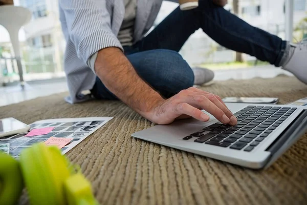 Concepteur utilisant un ordinateur portable au bureau — Photo