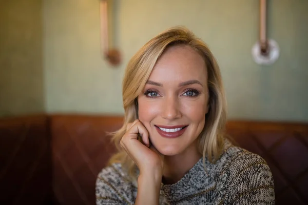 Beautiful woman sitting in bar — Stock Photo, Image