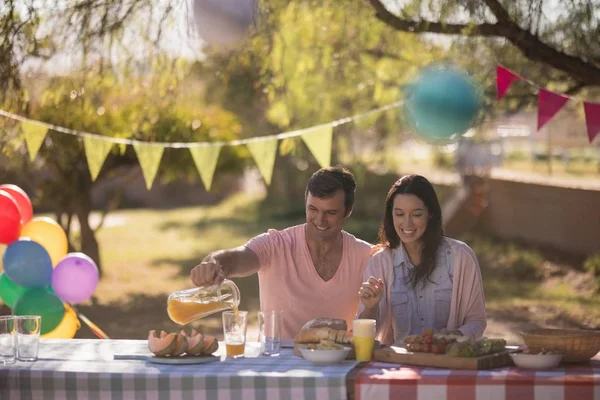 Couple prenant le repas dans le parc — Photo