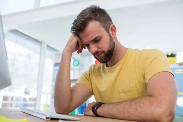 Deprimido executivo masculino trabalhando no computador — Fotografia de Stock